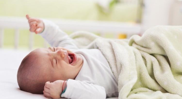 کودکی بدون بیدار شدن در خواب گریه می کند کودک در خواب کوماروفسکی گریه می کند